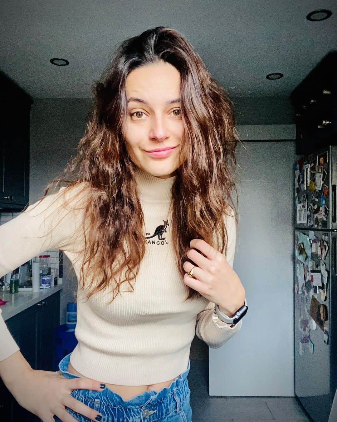 のインスタグラム：「Bakıyorum da turistler dört bir yanı sarmış. İyi oldu bu dört gün kendimizi eve kapadığımız.Bi akıllı biz neyden koruyorsak kendimizi maşallah herkes dışarıdaymış öyle diyorlar. Bize de bir madalya takarlar şuracıkta evde oturan kaç kisiyiz temiz delirmek uzere olan sanki. Alırım bir madalyanızı 🥇🥇🥇」