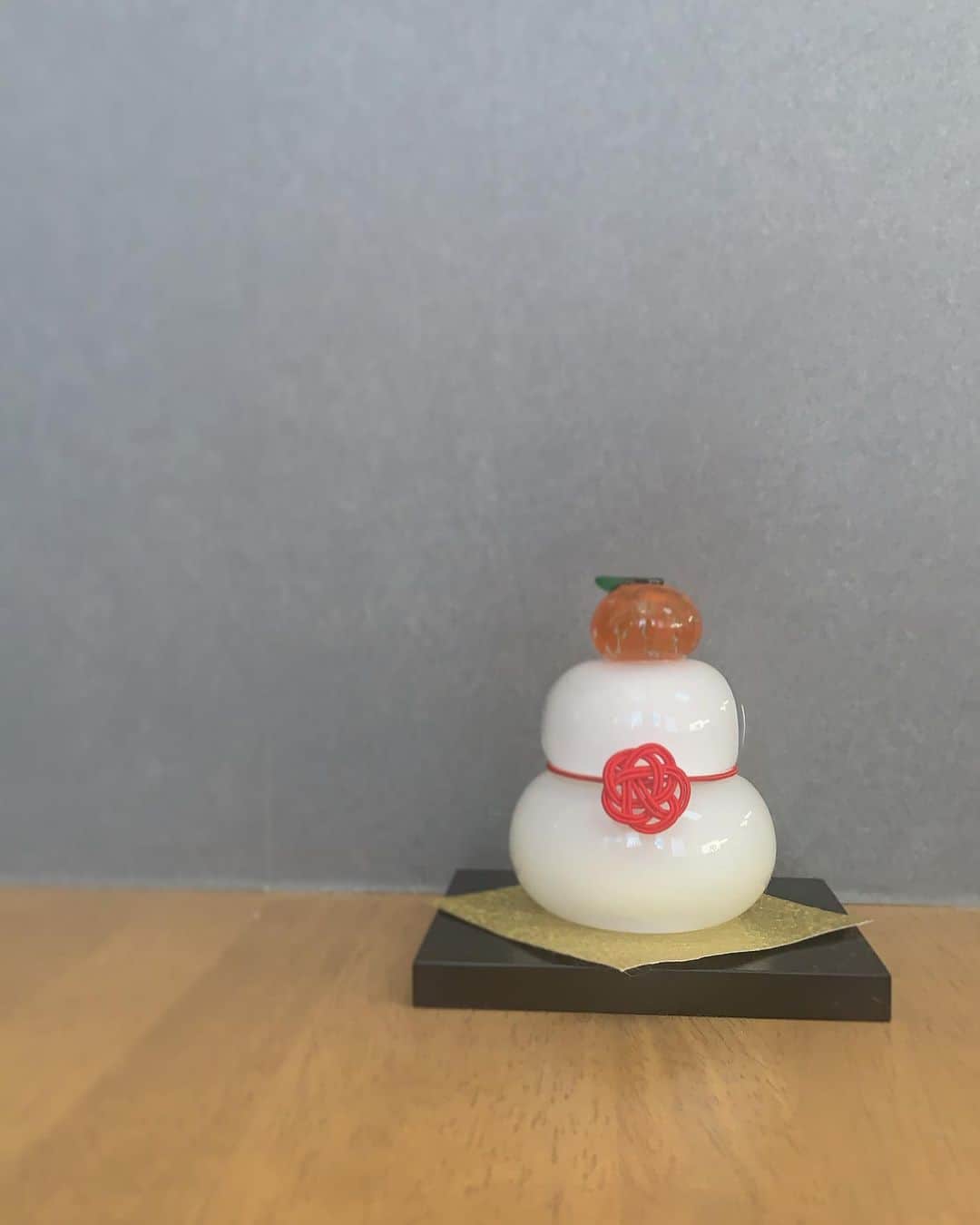 乙黒えりのインスタグラム：「あけましておめでとうございます。  今年もよろしくお願いします。  あっという間にお正月休みも終わり、明日からお仕事です。 頑張りましょう♡  お正月に「#梨泰院クラス 」を夜な夜な見てました。すごい良いドラマで大満足です。 セロイが本当に情に熱くていいですね。 イソの真っ直ぐな愛情とサポートもとても素敵。スアも、信念があってもちろん素敵。 愛っていうのは、相手と過ごしてきた時間や経験、一緒に作った歴史で育まれていくのかなと思いました。 会社が成長していく場面は所々KINSにも重なる面もあったり、そこも面白かったです。 オススメです。  今年は読書も映画もいい作品に触れて、インプットを増やしたいですね。 今年もどうぞ よろしくお願いします。  #2021#謹賀新年」