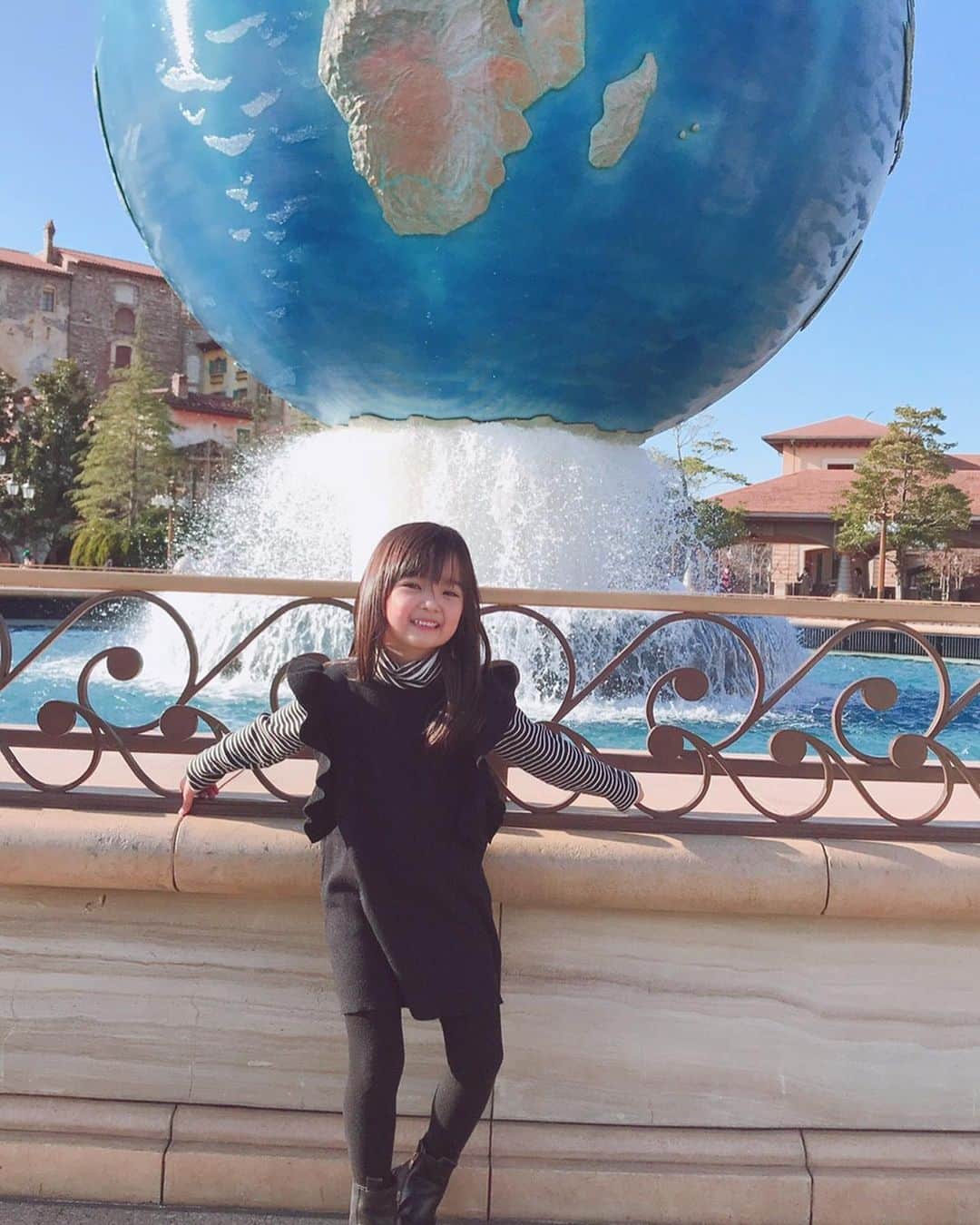 YUAさんのインスタグラム写真 - (YUAInstagram)「お正月🎍 恒例のお正月ディズニー行ってきました パパが小さい頃から毎年家族でディズニーへ行き、門松前で写真を撮るのがお正月の恒例行事だったそうです📸 ゆあセナもいつまで一緒に行ってくれるかなー #お正月ディズニー  #tokyodisneyresort」1月3日 23時21分 - yuagram89