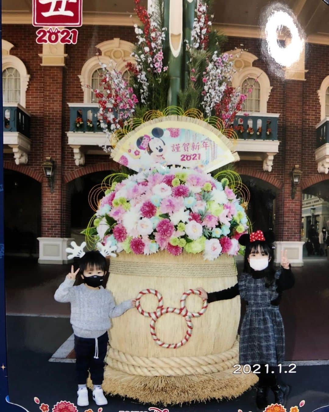 YUAさんのインスタグラム写真 - (YUAInstagram)「お正月🎍 恒例のお正月ディズニー行ってきました パパが小さい頃から毎年家族でディズニーへ行き、門松前で写真を撮るのがお正月の恒例行事だったそうです📸 ゆあセナもいつまで一緒に行ってくれるかなー #お正月ディズニー  #tokyodisneyresort」1月3日 23時21分 - yuagram89