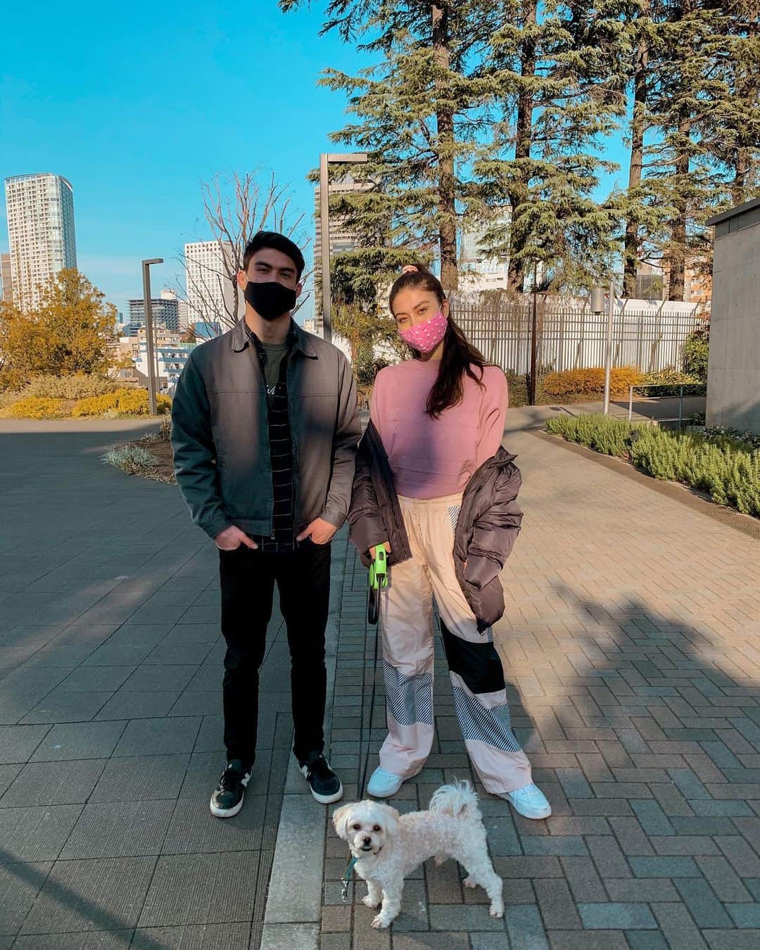 リン・ハッチソンのインスタグラム：「Craig, Andre & Rin go for a walk 🌸」