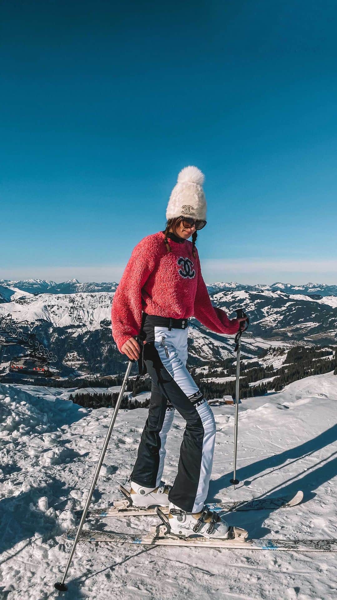 バーボラ・コディトヴァのインスタグラム：「Driving into 2021 like ⛷ How did you start the new year? ❄️」
