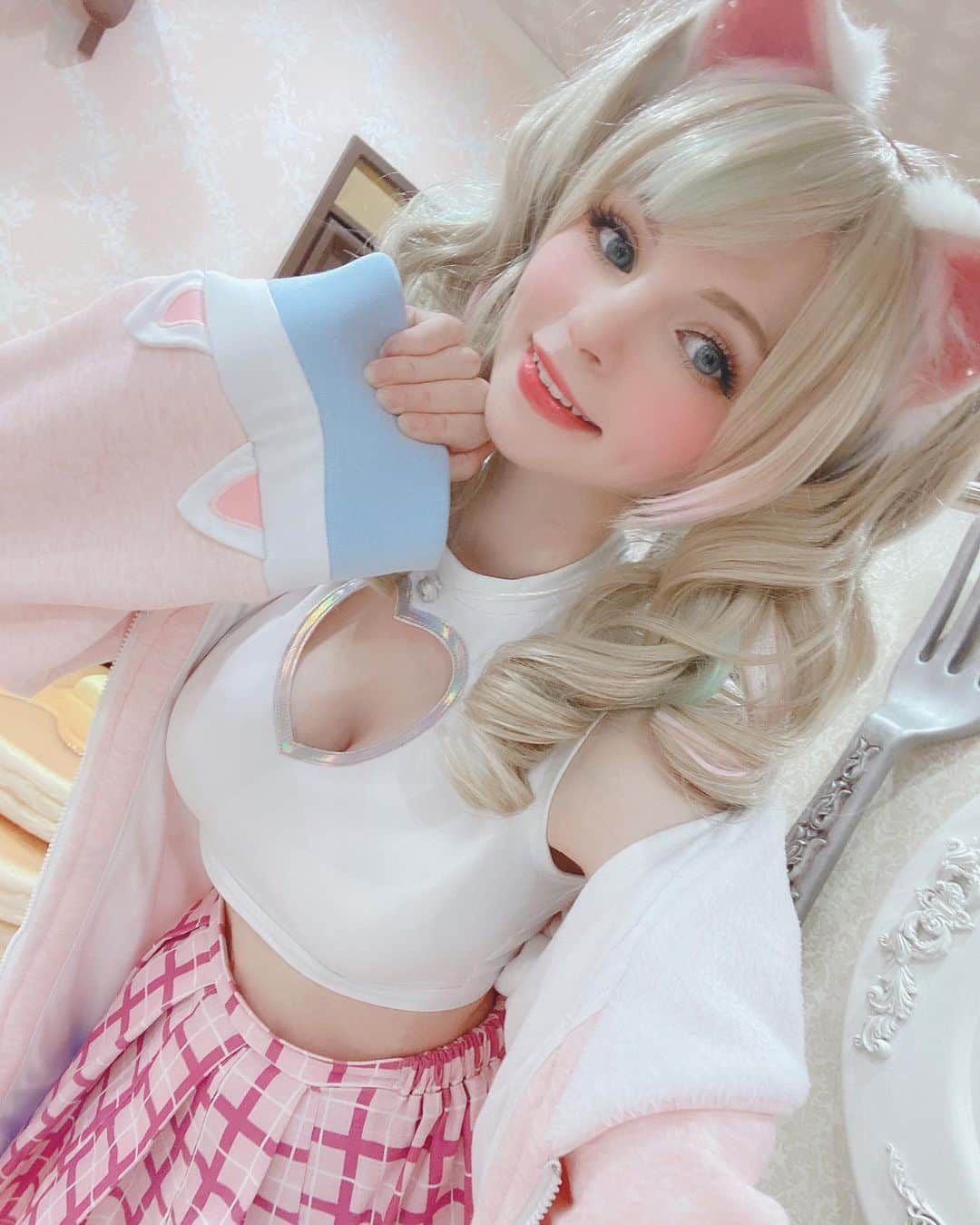 ソフィーさんのインスタグラム写真 - (ソフィーInstagram)「Hope you’re having a nice weekend! Im prepping a lot for my VTuber debut! 💖  Cosplay made by @shalizaa_clothing   #vtuber #cosplay #cosplayer」1月3日 23時23分 - peachmilky_