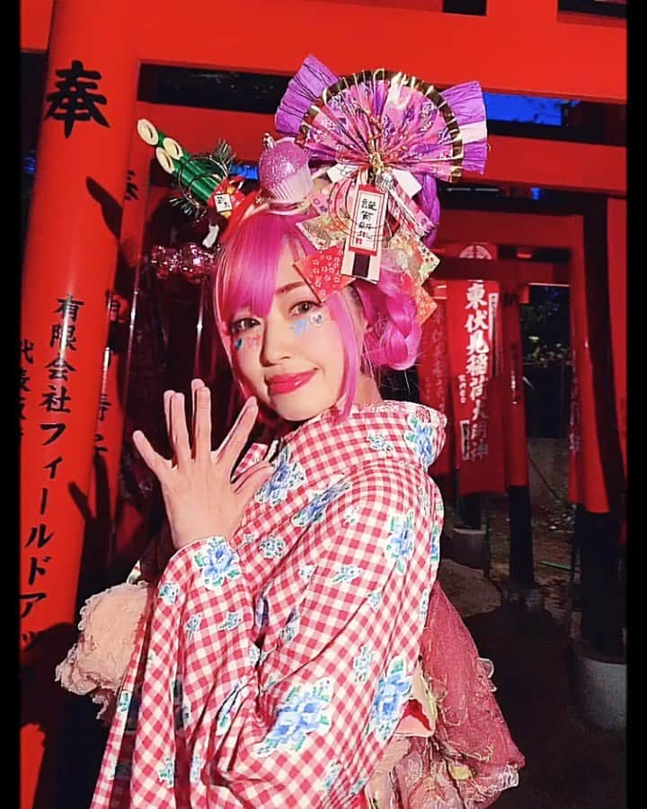 木村優のインスタグラム：「Happy New Year🎉😘😘🎍⛩﻿ I wish you a  blissful year！！！﻿ 世界の皆様がこの上なく幸せな1年を過ごせますように🌅﻿ ﻿ ﻿ From Japan, with love XXX﻿ 日本より愛を込めて👘💕﻿ ﻿ 🇯🇵🇯🇵🇯🇵﻿ #KIMURAU #木村優﻿ ﻿ ﻿ #KIMONO👘@yamamotoyumi﻿ #WIG💆‍♀️@dalaohome_﻿ #Headaccessories👉I customize #DAISO & #Francfranc﻿ ﻿ ﻿ #KAWAII #JAPAN #NIPPON #日本 #神社」