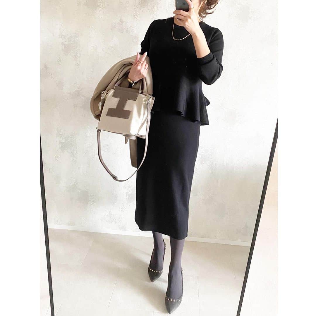 のインスタグラム：「2021.01.03 coordinate…♡ きちんと風でも柔らかニット素材で着心地よし♩ 後ろ姿が可愛いセットアップです✨ @lialapg @joint_space  #lialapg#pr ・ ・ 今日で三ヶ日もおしまい🎍 明日から仕事始めの方も多いようですね！ 我が家もぼちぼち通常運転です🙃 ・ ・ outer/ @na.e_official  bag/ @iacucci_jp  pumps/ @pellico_japan  ・ ・ #fashion#instafashion#cordinate#ootd#code#ファッション#コーデ#コーディネート#今日のコーデ#きれいめコーデ#きれいめファッション#大人コーデ#ママコーデ#40代コーデ#40代ファッション#アラフォーコーデ#アラフォーファッション#シンプルコーデ#冬コーデ#セットアップコーデ」