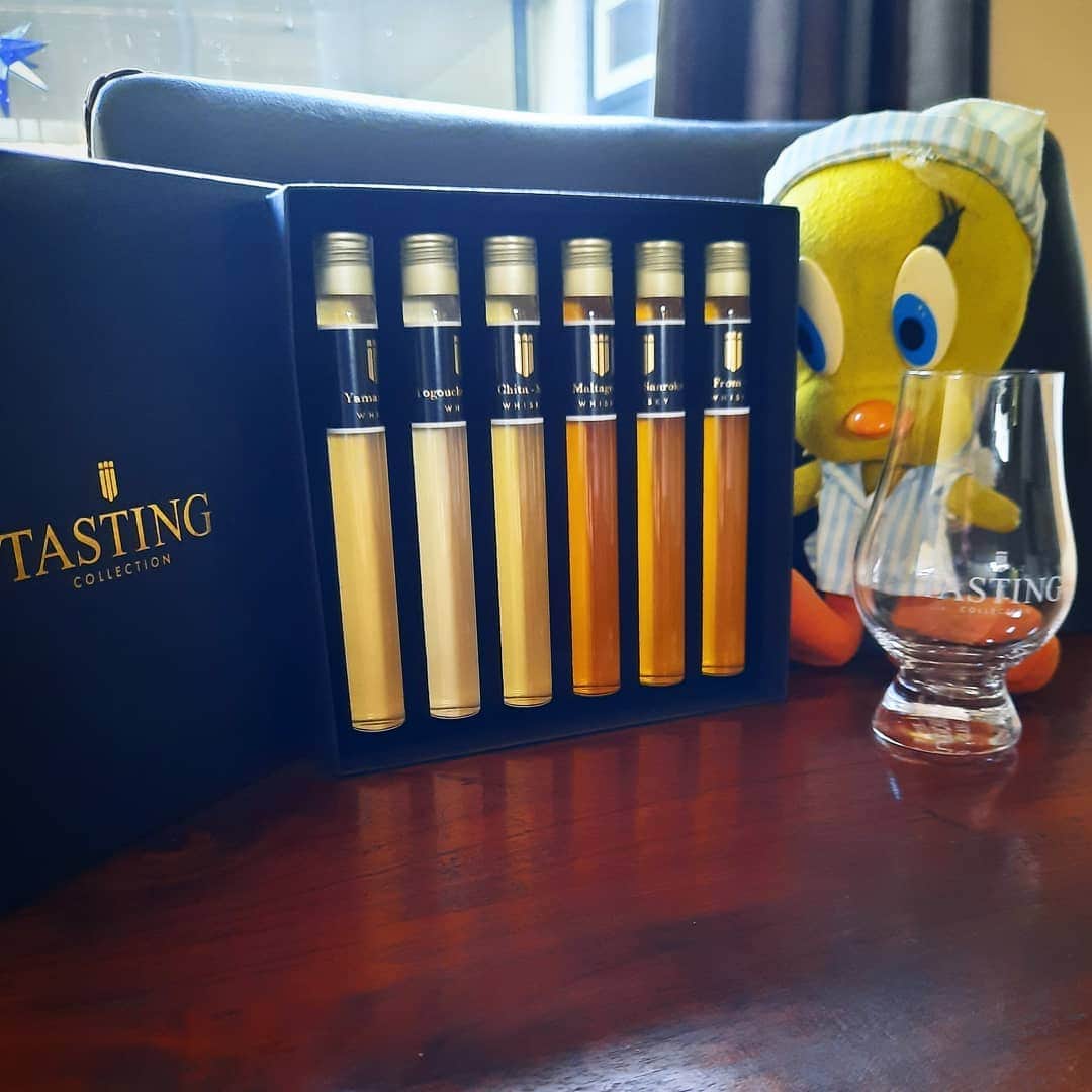 Little Yellow Birdさんのインスタグラム写真 - (Little Yellow BirdInstagram)「Sundays are for whisky! A tasting of Japanese whisky!! Interesting, but I still prefer my whiskies Scottish! #littleyellowbird #tweety #tweetykweelapis #adventures #yellow #bird #weekend #sunday #sundayevening #whisky #whiskytasting #japanese #japanesewhiskytasting #tasting #sterkspul #january #butnotsodry #stuffedanimalsofinstagram #plushiesofinstagram」1月3日 23時38分 - tweetykweelapis
