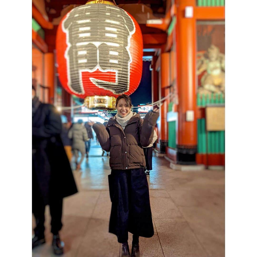 VANRIのインスタグラム：「* (新年の挨拶が遅れました…🙇🏻‍♀️) 明けましておめでとうございます！！ Happy New Year! Hello 2021!!  今年は人生初めて大阪に帰らず 家族離れ離れの年末年始を過ごしました。 我が家はお節料理を年末から作り始め 年始は親戚の集まりがあったりと 忙しいお正月が恒例だったのですが、、 今年はよく聞く"寝正月"をしておりましたw 食べては寝、TVを見ては寝、、、贅沢だ！w  初詣は友だちと空いてるであろう 夜に #浅草寺 へ⛩ 上京当時姉に連れてきてもらって食べた 懐かしのきびだんごを食べて大満足🍡  今年も１年マイペースなインスタではありますが 引き続きお付き合いくださいませ💓 ２０２１年も笑顔でファイティンです☺︎✨ #おみくじは吉でした #良い年になる予感 #毎年言ってるかもしれない #笑 #謹賀新年 #令和3年」