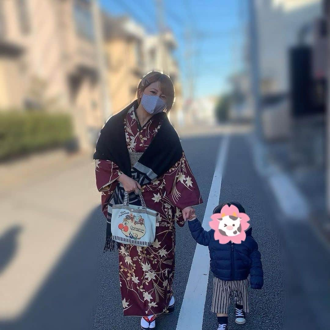 矢口真里さんのインスタグラム写真 - (矢口真里Instagram)「神社にお参り行けました⛩✨ 息子と手を繋いで歩けるようになって、 凄く嬉しい私でした♡ すぐ抱っこでしたけどね😊 ちなみに元日はお母さんに着物を着付けてもらいましたよ😁✨」1月3日 23時43分 - mariyaguchi_official