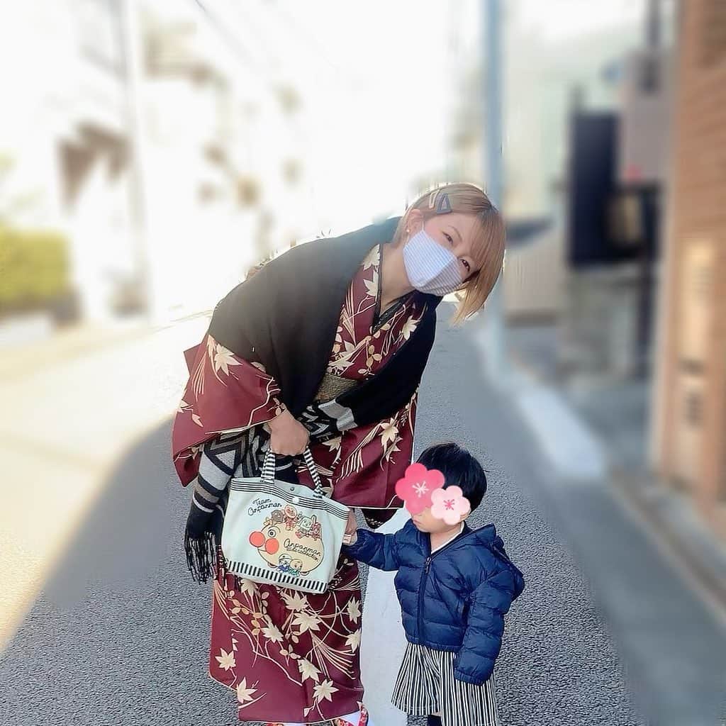 矢口真里さんのインスタグラム写真 - (矢口真里Instagram)「神社にお参り行けました⛩✨ 息子と手を繋いで歩けるようになって、 凄く嬉しい私でした♡ すぐ抱っこでしたけどね😊 ちなみに元日はお母さんに着物を着付けてもらいましたよ😁✨」1月3日 23時43分 - mariyaguchi_official