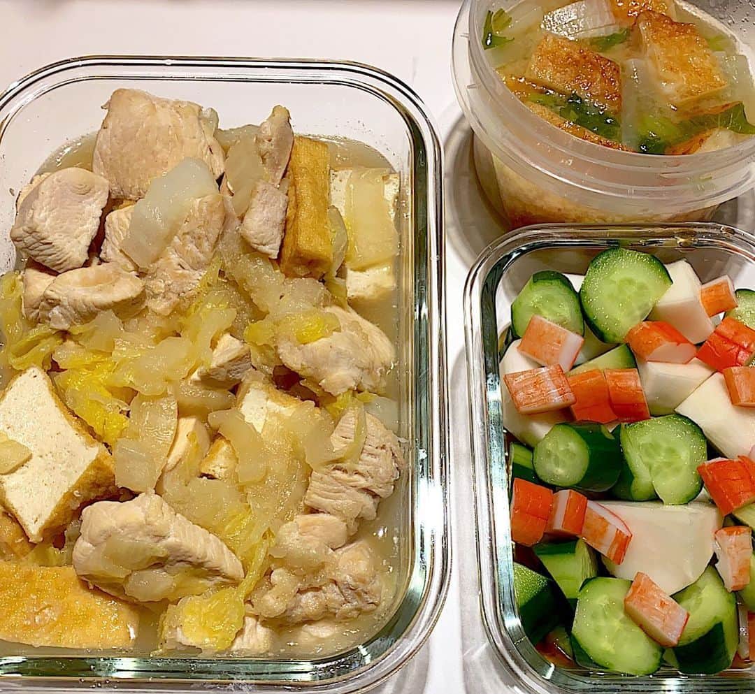 堀井亜生さんのインスタグラム写真 - (堀井亜生Instagram)「初作り置き。  鶏肉と厚揚げのみぞれ煮→さつま揚げのお味噌汁→カブときゅうりの浅漬け  今年もあと何回ご飯作るんだろう。 と考えると疲れちゃうから、新しいレシピ本探して前向きに頑張ろう💪  #作り置きおかず」1月3日 23時46分 - aoi_horii
