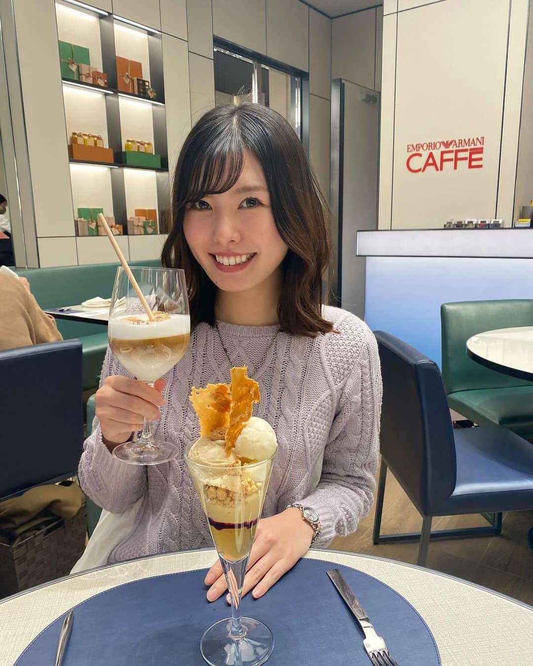 のインスタグラム：「アルマーニカフェへ#アルマーニ#アルマーニカフェ#心斎橋パルコ#心斎橋パルコカフェ#初めて見るタイプのティラミス#悲鳴あげた#失礼過ぎる客#申し訳ない#思ったことをすぐ口に出す#創作料理#アレンジ加え出す#カフェするだけで笑える#armani#osaka#難波#心斎橋カフェ」