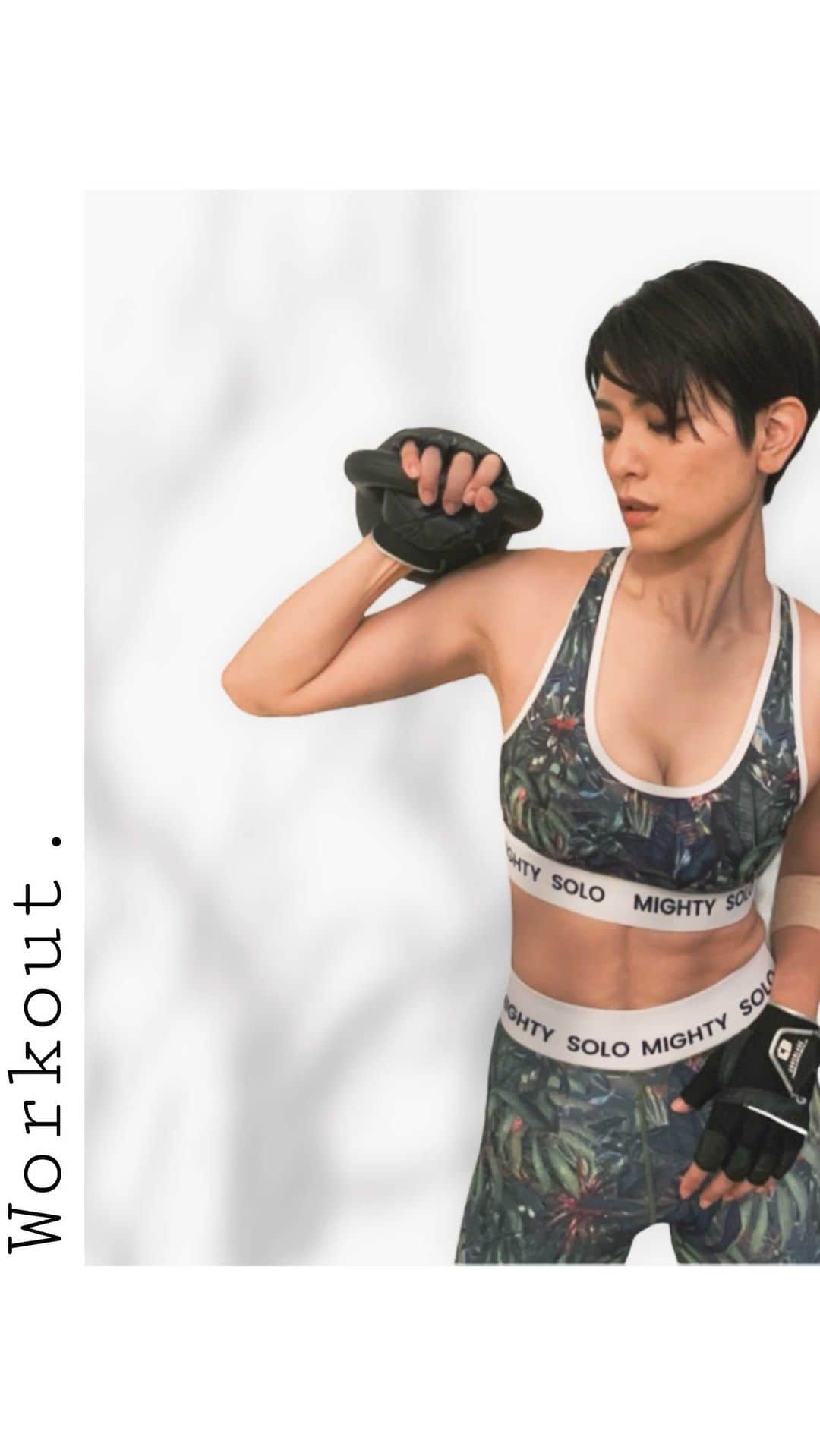 金城優華のインスタグラム：「New wear!!! @mightysolo   腕立て3種!!     #workout  #sportswear  #新年 #筋トレ #筋トレ女子  #ママ #宅トレ #新年快樂」
