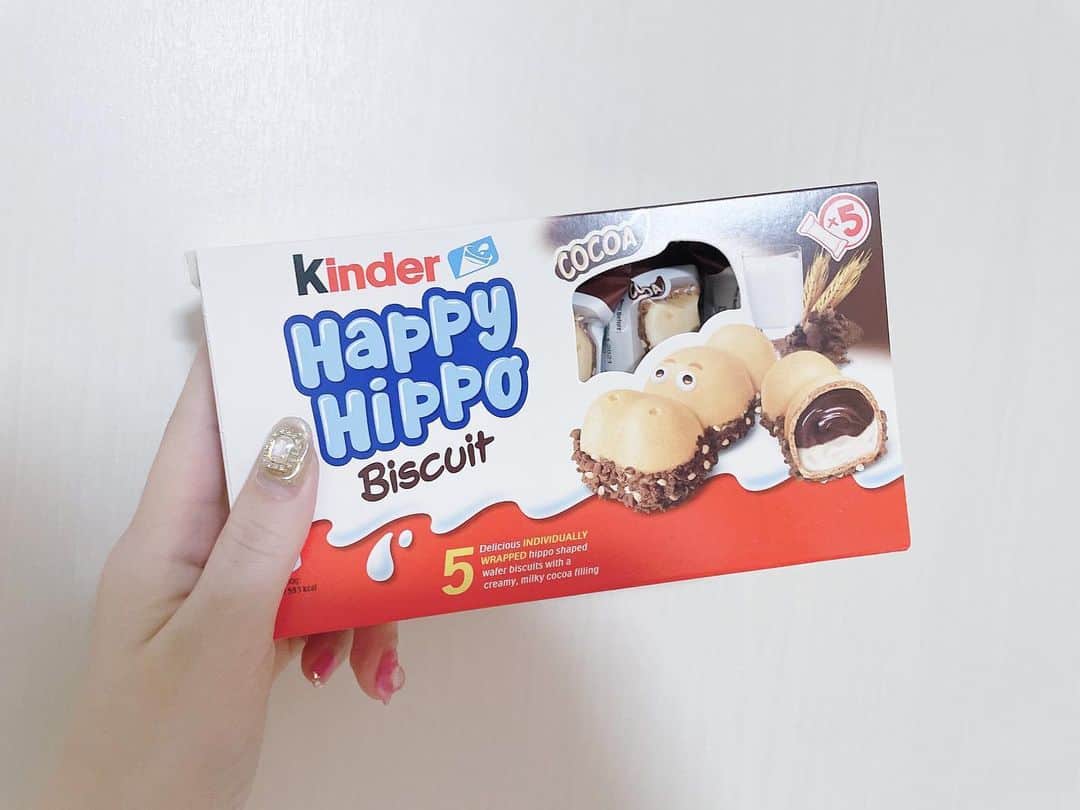 小倉月奏のインスタグラム：「♡ ・ ・ Happy Hippo ・ カルディとかプラザに売ってる 冬季限定のチョコレート🍫 中はずっしり外はサク軽でオススメ！ ・ ・ #カルディ #プラザ #PLAZA #チョコ #チョコレート #chocolate #happyhippo #オススメ」