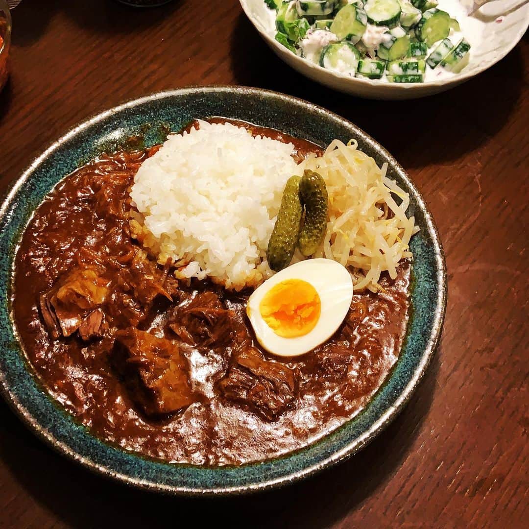 のインスタグラム：「お節もいいけどカレーもね っていうCMが昔ありましたね。 そろそろ食べたくなってビーフカレー。 圧力鍋で牛の肩肉を手でほろっと割れるぐらい柔らかく煮てからルーに投入。 いつものもやしマリネとゆで卵、きゅうりのライタと。  #ビーフカレー」