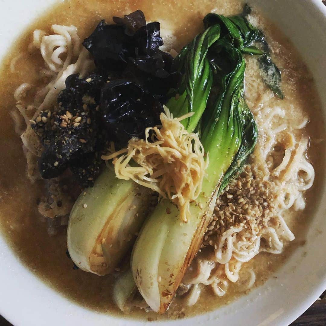 日登美さんのインスタグラム写真 - (日登美Instagram)「Guilty free vegan ramen 🍜 (recipe, see on my post 09/ 11/ 2020) This time, I had fresh pak choi 🥬 and #muerrpilze @pilzewohlrab ✌️and add Chinese pepper for flavor instead of making Chili oil. And I using vegetable soup stock from @kayanoya.official. Spelt noodle @alb_gold_teigwaren as always.  Try to make it easier and quicker !  It was perfect food for snowing day 🌨 🤤👍  お節に飽きたらビーガンラーメンはいかが？ レシピは2020年11月9日のポストにございます！  今回スープには、母からもらって大事にとっておいた @kayanoya.official さんの野菜だしを。出しとる手間まで省いたりました😜 チリオイルもつくらず最後に花山椒を振って。  スープは楽をしたんで。具は色々載せる。 青梗菜は水っぽくて茹でただけじゃ味がボケるから、下茹でし軽く絞り、強火で胡麻油とニンニク醤油で焦げ目がつくように炒めると美味しい。今日はオーガニックキクラゲまでありプリコリと最高。 スープの中にはゴボウの梅煮の残りを忍ばせる。これがまた偽とんこつ風のスープに良く合う。 仕上げにたっぷりすりごま、自家製紅生姜。紅な仕上がりじゃないのが残念！発色してくれー😭でも味は紅生姜です。  もちろん汁まで飲み干して、なんなら軽く汗までかいて、外はしんしんと雪がふり☃️そんなこんなで三が日はあけていくようです。  明日からロックダウンの中始業するベルリンであります。   #vegan #ramen #recipe #noodle #spelt #chinesefood #kindof #food #berlin #homemade #organic #ビーガン #ラーメン #今年初 #お節に飽きたら #海外在住 #必須アイテム #茅乃舎だし #マジで #便利です」1月3日 23時55分 - hitomihigashi_b