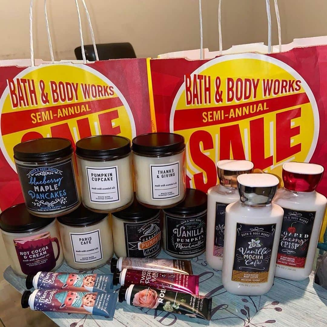 Bath & Body Worksさんのインスタグラム写真 - (Bath & Body WorksInstagram)「Your #WeLoveSale hauls got us like 😍🥰 Head to Stories to see our favorites from the week & keep tagging us in your pics for a chance to be featured! 📸  Limited quantities available. Selection may vary by store.」1月4日 0時03分 - bathandbodyworks