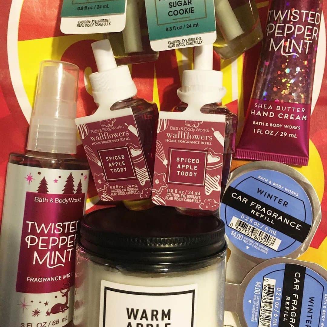 Bath & Body Worksさんのインスタグラム写真 - (Bath & Body WorksInstagram)「Your #WeLoveSale hauls got us like 😍🥰 Head to Stories to see our favorites from the week & keep tagging us in your pics for a chance to be featured! 📸  Limited quantities available. Selection may vary by store.」1月4日 0時03分 - bathandbodyworks