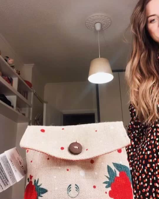 バンゲリス・モラスのインスタグラム：「Unboxing 🎁🎁 by @valia_m18 😂 @jasonsynetos @thebodyshop  #crazygirl #crazymoments #christmasmood #unboxing #bodyshop #beautymakeup」