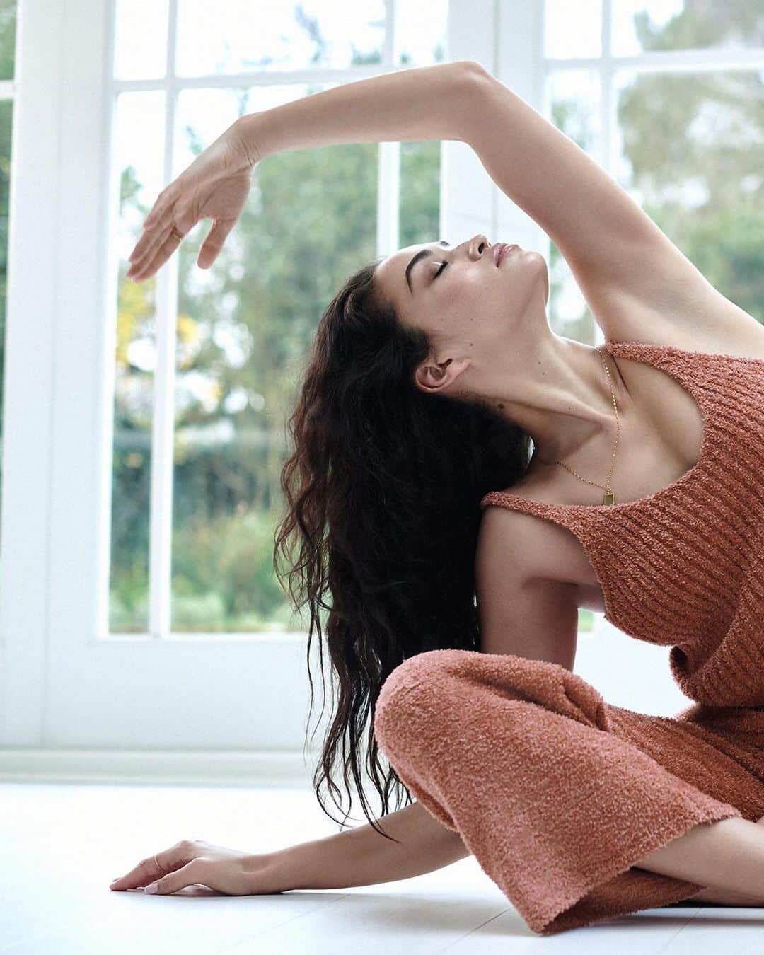 Anthropologieさんのインスタグラム写真 - (AnthropologieInstagram)「#JourneyBackToYou / Day 3: Make stretching your body and centering your mind an every-morning habit ✨ (link in bio to shop)」1月4日 0時04分 - anthropologie