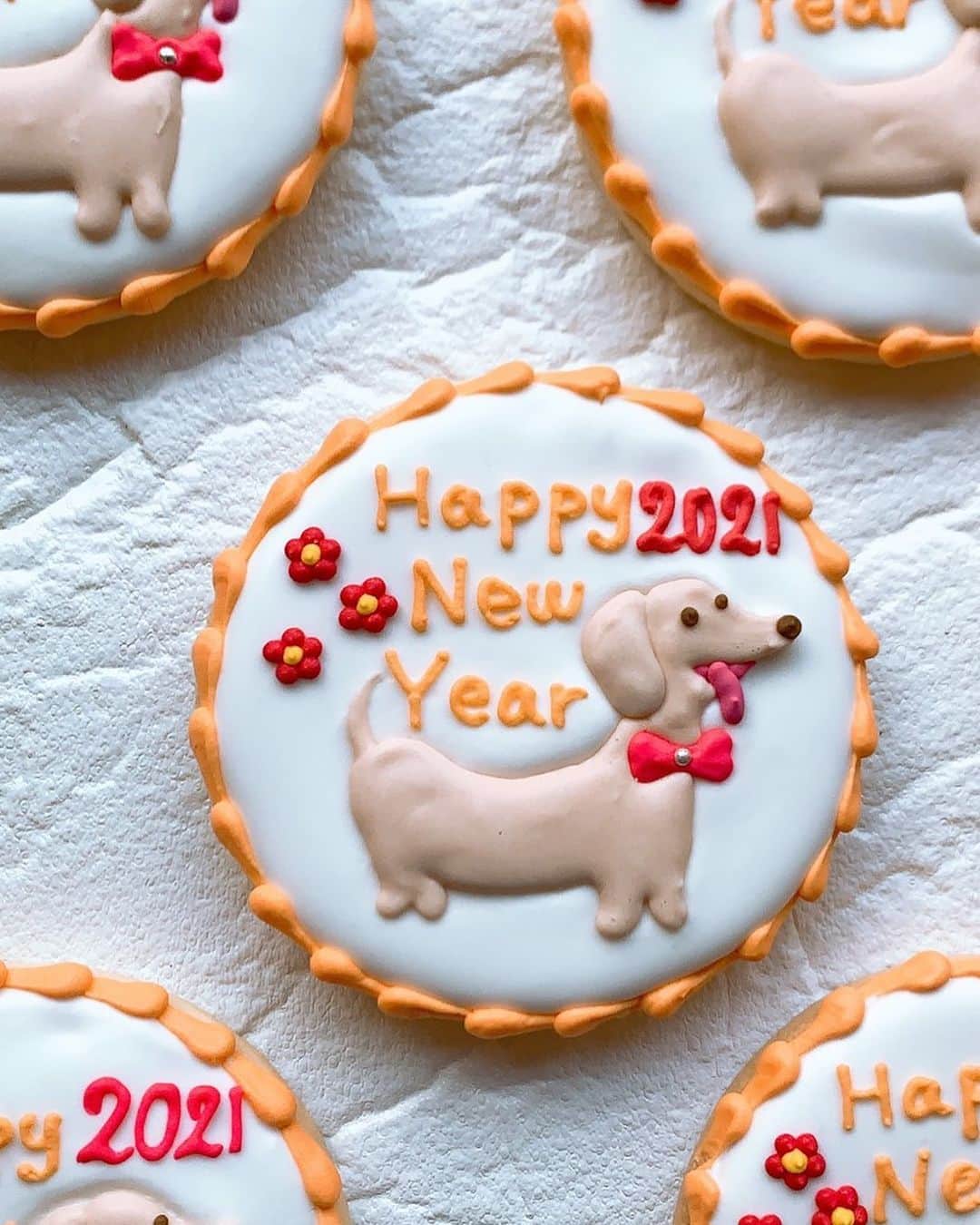 菅長愛子のインスタグラム：「🎍happy new year🎍  2021年がすでにスタートを切っていますが、 皆さま引き続きよろしくお願いいたします🙇‍♀️🎌  この先どうなるのか誰も予知できない状況ですが、 希望と感謝を忘れずに前向きに笑って過ごしていきたいですね🌈  皆さんは、今年の目標はありますか？ くれぐれも体調に気を付けていきましょうね😷  #2021 #年始のご挨拶  #ジム #トレーニング #ダイエット #ボディメイク #筋トレ #ワークアウト #姿勢改善 #ストレッチ #オンライントレーニング #麻布十番 #東京 #大阪 #難波 #gym#training#workout#personaltraining#diet#bodymake  #筋トレ垢さんと繋がりたい  #ダイエット垢さんと繋がりたい  #筋トレ女子  #筋トレ好きと繋がりたい #ダイエット仲間募集中」
