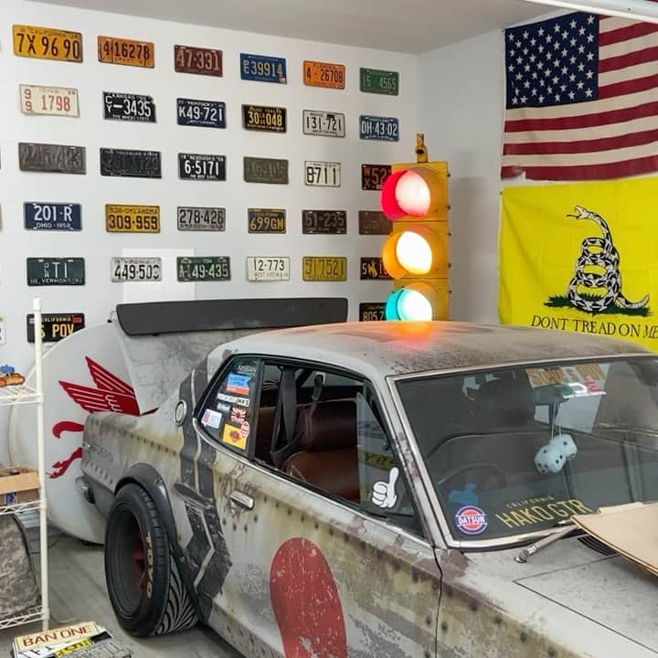 スティーブのインスタグラム：「License plates, flags and vintage automobilia... these things make any garage look awesome!! Can you find your state or country on my wall?  I got 2 garages now to stuff with cool stuff which means I better start finding even more awesomeness stuff to hang in the new man cave!! ナンバープレート、旗、ビンテージ物もたくさん持っていますがどこにどうやって飾ればいいのか中々時間がかかる作業ですね　#ナンバープレート #ガレージ　#秘密基地  #mancave #automobilia #garage #licenseplates #texasgarage #texas  #テキサス」