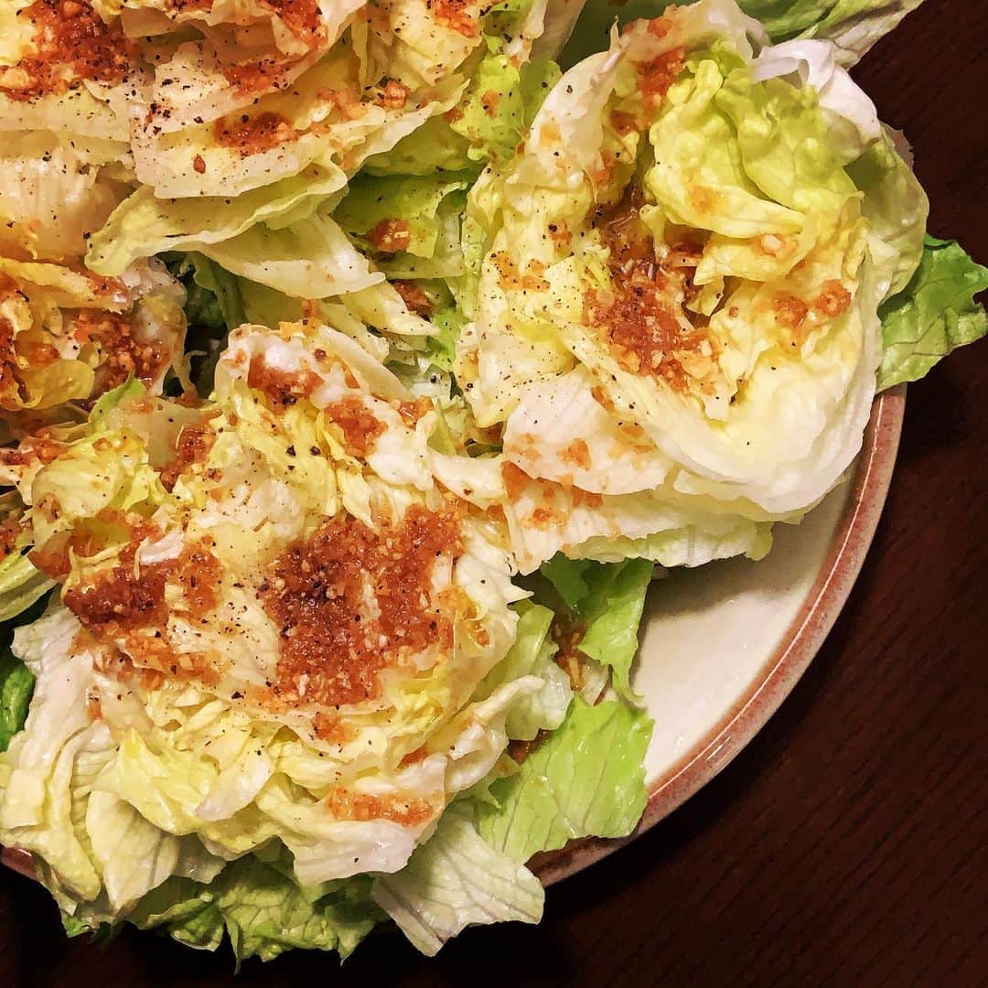 のインスタグラム：「とにかく生野菜をわしわし食べたくなってサラダを作りまくる。アンチョビガーリックドレッシングのレタスのサラダにトマトとタコのマリネ。カレーなので胡瓜のライタも。 トマトは　@idetomato_farm の桃太郎。  #レタスのアンチョビガーリックサラダ  #トマトとタコのマリネ」