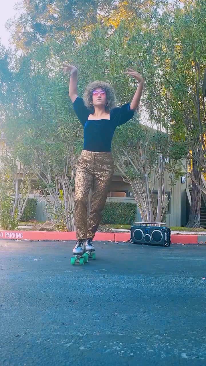 ニコールミラーのインスタグラム：「2021 energy ⚡️with the amazing @neonkeon in our Metallic Floral Pants 🙌🏻 #NMStyle」