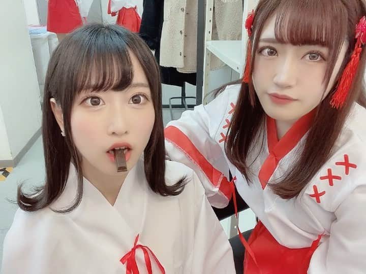 宮花もものインスタグラム：「.﻿ ﻿ ﻿ ﻿ 今日も楽しかったな〜！﻿ ﻿ くだらないことでめっちゃ笑える。﻿ なんて幸せなことなんだ 〜﻿ ﻿ 平和に楽しく明るく生きていきたいね！﻿ 今日も頑張った！明日も頑張ろ！眠い！寝る！おやすみ！ ﻿ ﻿ #宮花もも #みやももちゃん #アイドル﻿ #巫女 #巫女さん #コスプレ #黒髪﻿ #可愛い女の子 #オフショット﻿ #japaneseidol #japanesegirl #l4l」