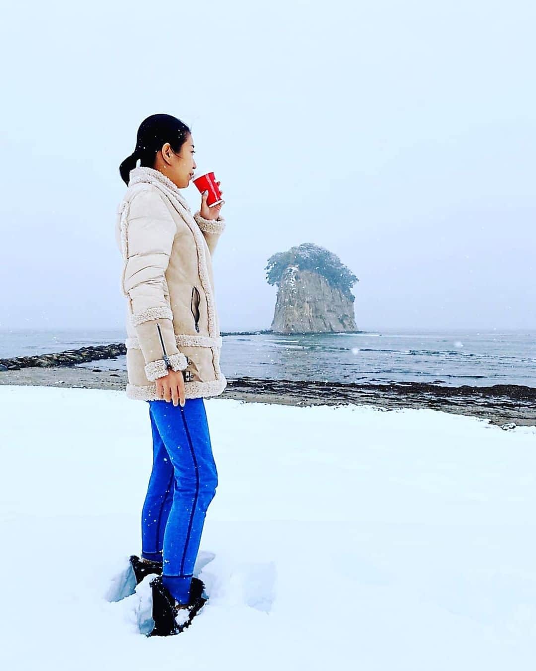 Erika Yamaguchiさんのインスタグラム写真 - (Erika YamaguchiInstagram)「雪国は身体すぐ冷えちゃうので 気を付けてくださいね。 雪国や極寒で体温維持上昇のために 気を付けてほしいことを記載しておきます。寒い⛄時は特に気を付けましょう。  ★基本ホットの飲み物で過ごす ★身体をあたためる食材を中心に食べる(しょうが、山椒、納豆、ネギ等) ★有酸素運動✕筋トレで身体を暖める ★ストレッチで固まった関節を緩める ★歩くとき手袋🧤必須(手首、足首隠す) ★腹巻きは基本 ★薄着は✕ ★入浴は毎日  ちなみにこのダウン、 今回極寒でありましたがなかなか軽くてお洒落で暖かく過ごせました！→@byjott  画像はやってほしくないシリーズです笑 美コアコンセプトカラーのエメラルドグリーンのさくじゃん！って言ってはしゃいでついつい雪国に飛び込んでいきましたがこの後しばらく暖房前から離れられませんでした笑  実は今回行ってきましたこの見附島=軍艦島は、 地震や風化による自然崩落が進んでおり、その姿は年々変化しています。世界遺産の軍艦島も素晴らしいですが、能登半島国定公園の軍艦島も、今こそみるべきスポットのひとつのようです！」1月4日 0時29分 - erika__yamaguchi