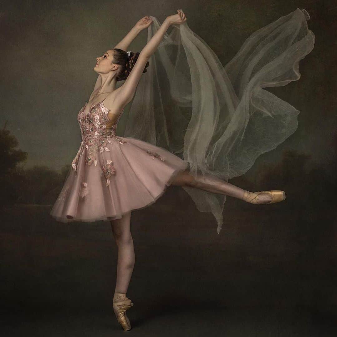 Ballet Is A WorldWide Languageさんのインスタグラム写真 - (Ballet Is A WorldWide LanguageInstagram)「Like a dream. @_everlarson_ by @barbaramacferrin 💞  #everlarson #worldwideballet #barbaramacferrinphotography 🌸💕🤍」1月4日 0時28分 - worldwideballet