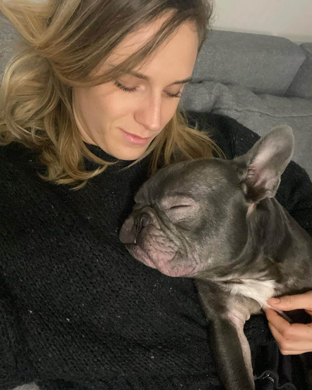 Kamila CIBAさんのインスタグラム写真 - (Kamila CIBAInstagram)「Niedziela dzień lenia 🥰 Takie dni lubimy najbardziej 💙 #sunday #sundaymood #piesek #pies #bueno #kocham #love #buldogfrancuski #chill #reset #goodday #niedzielka #miłostki」1月4日 0時28分 - kamilaciba