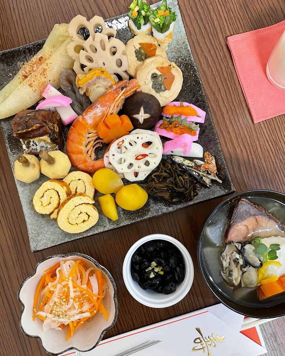 西口真央のインスタグラム：「おせち作りデビュー！！！  今年は大阪の実家ではなく広島で年を越したので☺︎ 初めての1人年越し、そしておせち作り！ 充実していました🐮 大好きなくわいが上手くいったので満足！ お節料理は、綺麗に盛りつけたり飾り切りをしたりなど大変🐮 食材や料理に込められた願いなどもしっかり学べました🐮  🌰黒豆と棒鱈と栗、買いました🐮  お節料理好きなベストスリー 1位くわい、2位棒鱈、3位黒豆なのに、うち２つ買ってました、、来年リベンジします。棒鱈は難しそうですね🐮  2021は少しずつ料理がんばりまお🐮  #おせち料理  #初めてのおせち作り  #大変 #母と祖母に感謝 #くわい  #細かい作業好き #いい一年になりますように」