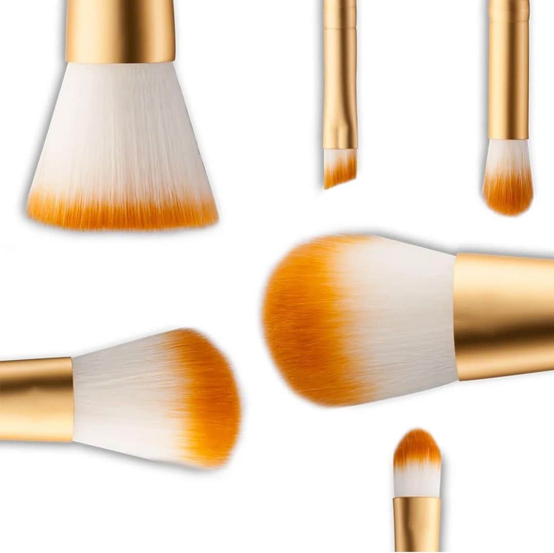 Makeup Addiction Cosmeticsさんのインスタグラム写真 - (Makeup Addiction CosmeticsInstagram)「You guys have 1 hour 30 min left to get this brush set for FREE on all orders! Ends at 5pm GMT 😱😱 No minimum spend! The glam on the go is £28 and has 6 brushes perfect for getting glam! 😍😍😍 We ship worldwide 💞 #makeupaddictioncosmetics #makeupaddictionbrushes #qualitybrushes #wakeupandmakeup」1月4日 0時24分 - makeupaddictioncosmetics