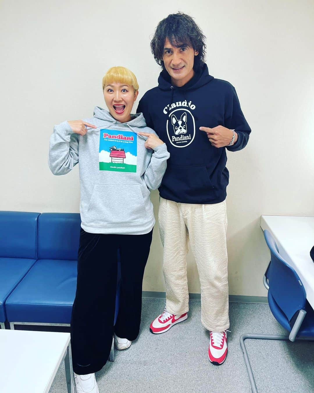 丸山桂里奈さんのインスタグラム写真 - (丸山桂里奈Instagram)「夫婦でパーカー🎵❣️  #サッカージャンキー #パーカー夫婦 #本並さんいつもジャケットだから #たまにはパーカーもいいね #ギャップ #オソロじゃないけどオソロぽい #いい意味で #インスタバエ」1月4日 0時32分 - karinamaruyama