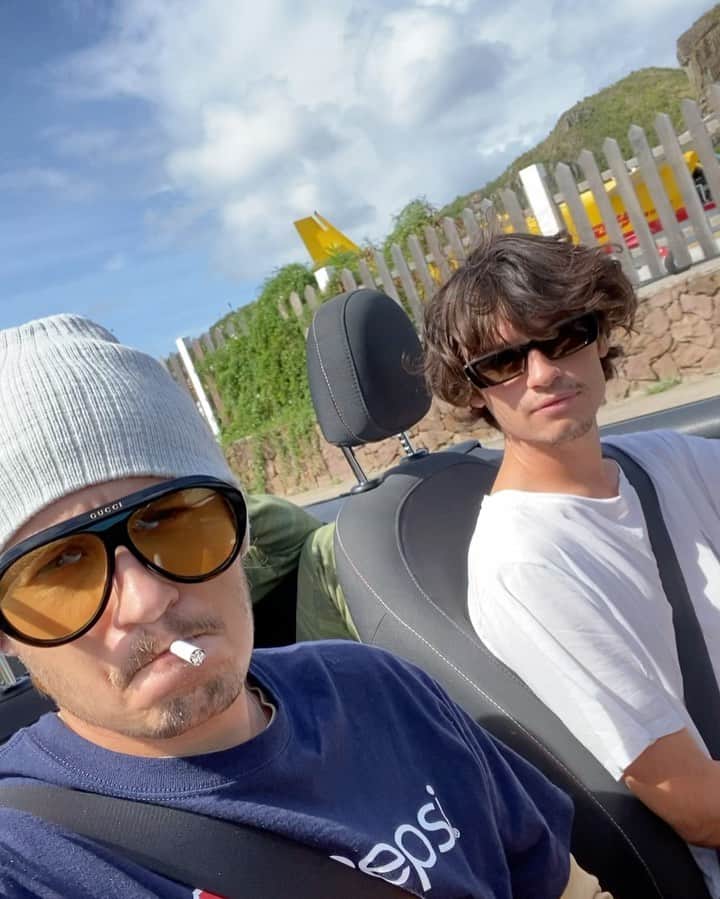 ブランドン・トーマス・リーのインスタグラム：「Here’s to 2021... may the world be your oyster 🙏」