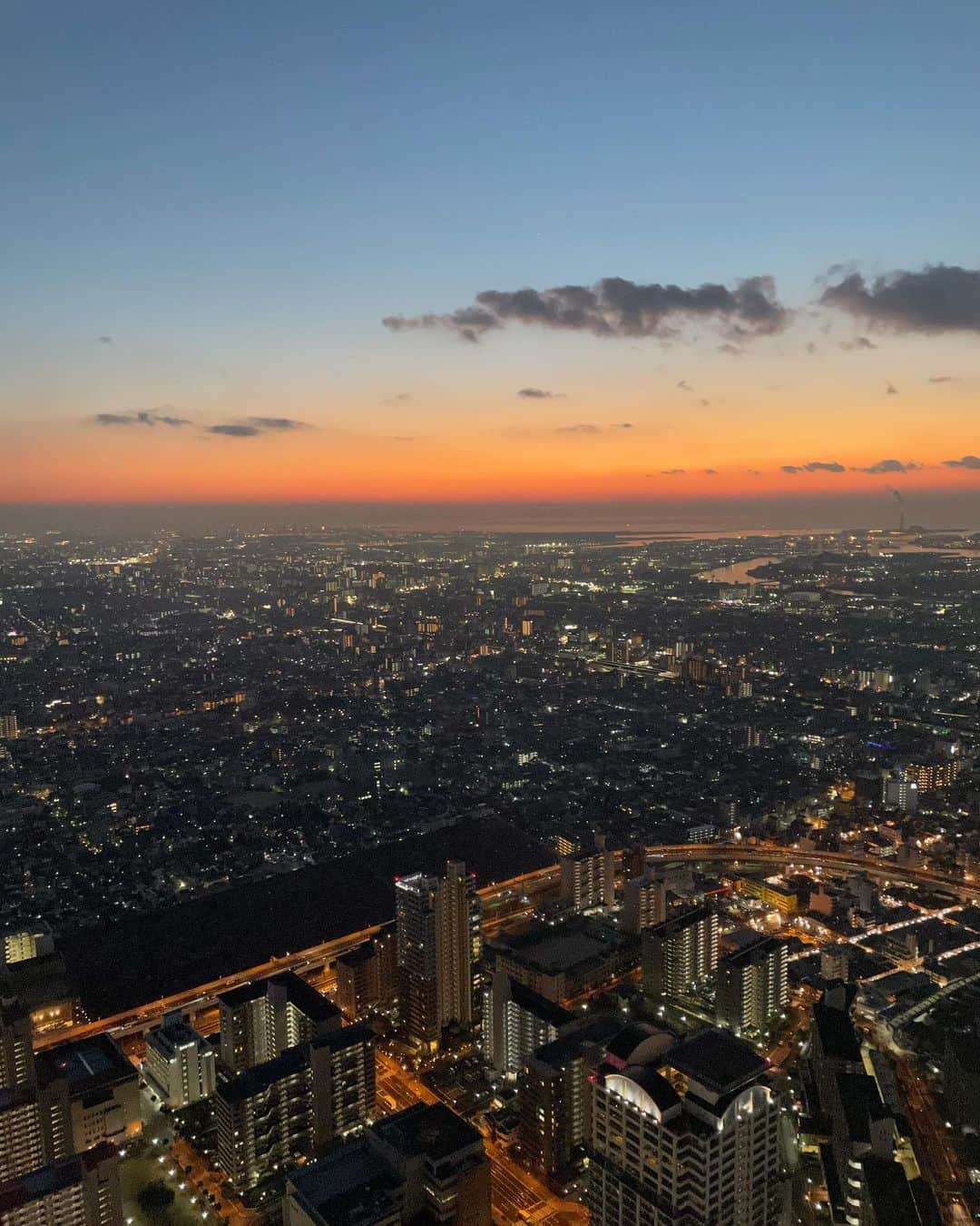 manacaのインスタグラム：「ほんとに綺麗でびっくりした🥺🌟 夕焼けくらいの時間帯に行くのが1番おすすめ🥺🥺  実は夜景めっちゃ好きなんだ〜✌️ 考えることあったら夜の山のぼりがち✌️笑笑  #あべのハルカス」