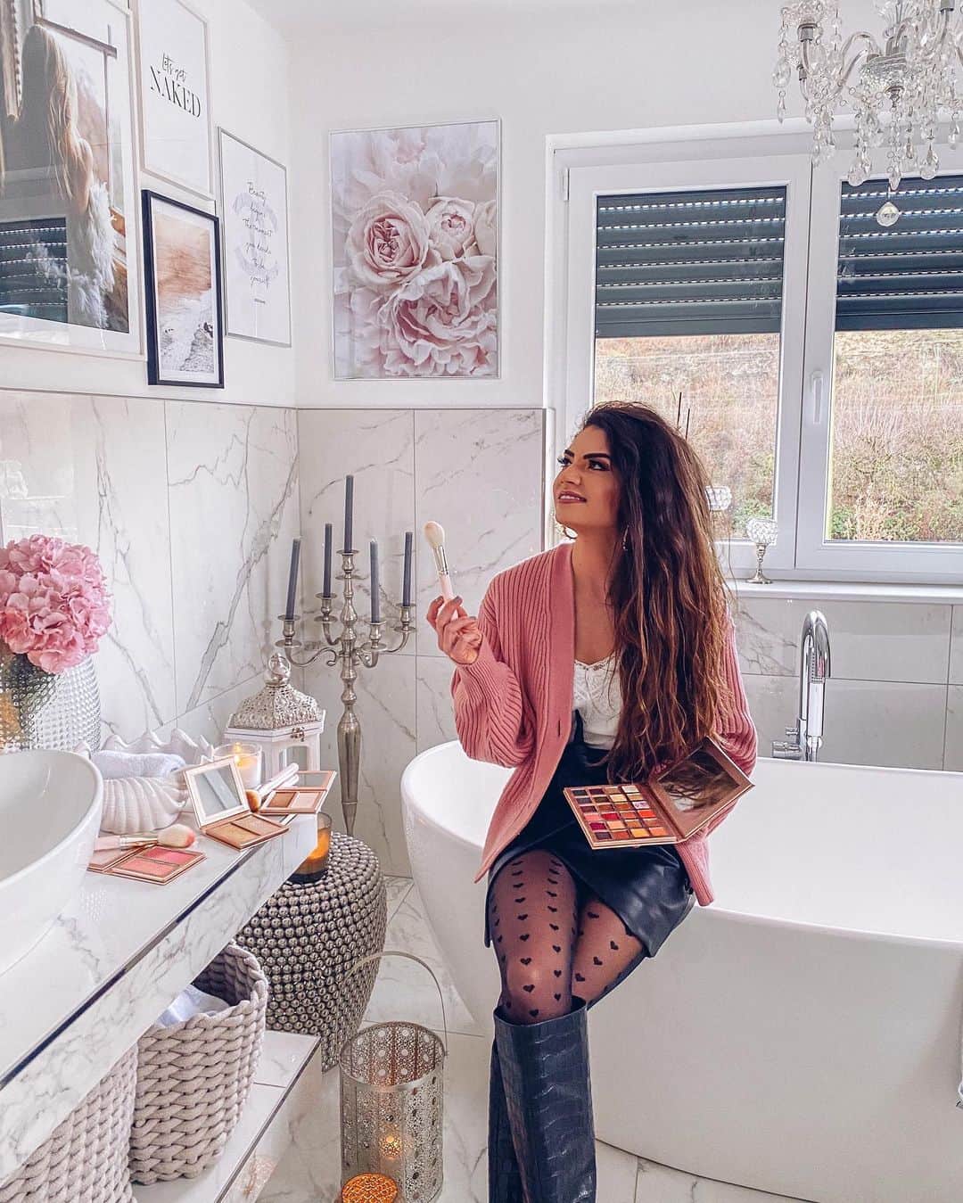 Anniのインスタグラム：「Anzeige „Beauty begins the moment you decide to be yourself“ ✨💕 // eine Quote die nicht nur in meinem Badezimmer hängt, sondern auch Wort wörtlich genommen wird. Mit Ü30 weiß ich mittlerweile was ich möchte und was eben nicht. Ich denke früher oder später wird jeder zu sich finden und sich so akzeptieren wie man ist. Jeder hat seine Macken, & niemand ist perfekt....  Heute möchte ich euch eine Beauty Brand vorstellen, die jedes Beauty Herz höher schlagen lässt. Die super pigmentierten Produkte unterstreichen die äußere Schönheit und lassen uns einfach nur strahlen.  Überzeugt euch selbst und falls ihr nicht zufrieden seid, gibt es eine 40-Tage-zurück-Garantie  #ku2cosmetics #ku2 #ku2europe」