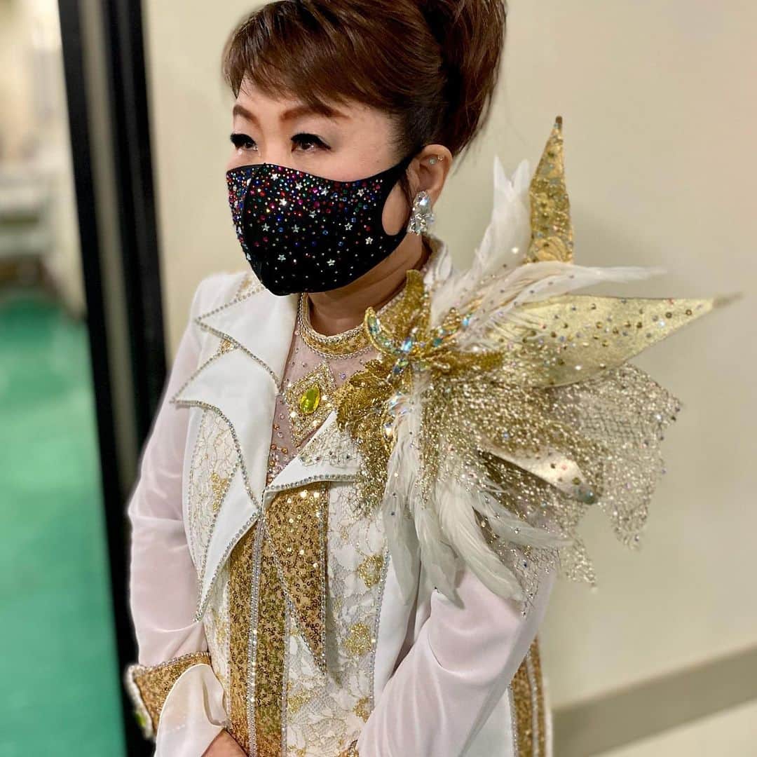 天童よしみさんのインスタグラム写真 天童よしみinstagram テレビ 衣装合わせ中です この衣装 気に入ってます 天童よしみ あんたの 花道 紅白 1月11日 0時27分 Tendo Yoshimi Official