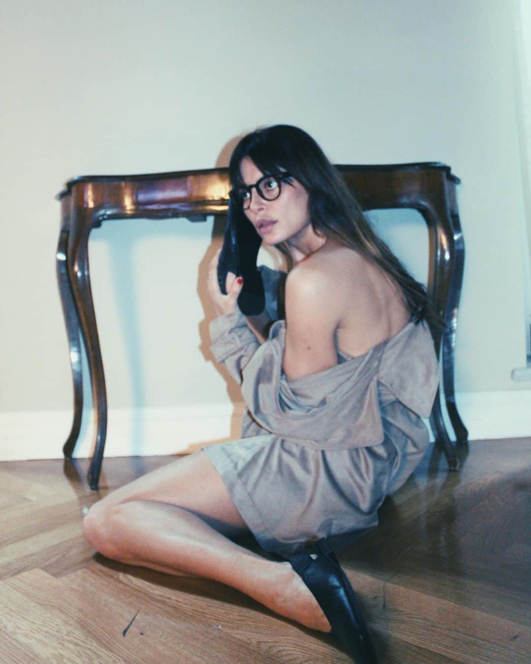 カトリネル・メンギアさんのインスタグラム写真 - (カトリネル・メンギアInstagram)「I focus better when I'm not wearing heels 😎 . #selfportrait  @paciotti」1月4日 0時54分 - catrinelmarlon