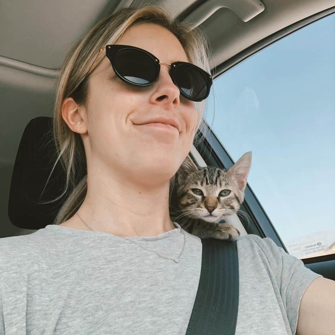 アシュリー・ワグナーさんのインスタグラム写真 - (アシュリー・ワグナーInstagram)「I took this right before I drove out of LA to start my new life in Boston. I’m smiling because of the relief I feel in this moment. I thought that leaving LA, I would be leaving all of my problems behind me in a city that made me feel trapped. My problems followed along on that road trip and found their way to Boston with me. These last few years have been a challenge unlike anything I knew while I was skating, but over time I learned that the resilience I had gained through my sport would help me find my way. If you are struggling or having a hard time today, just know that someone out there (me) gets how you feel. Remember though, it might not feel like it, but you are so much stronger than you give yourself credit for. You’ve got this, and I’m cheering for you ❤️」1月4日 0時48分 - ashwagner2010