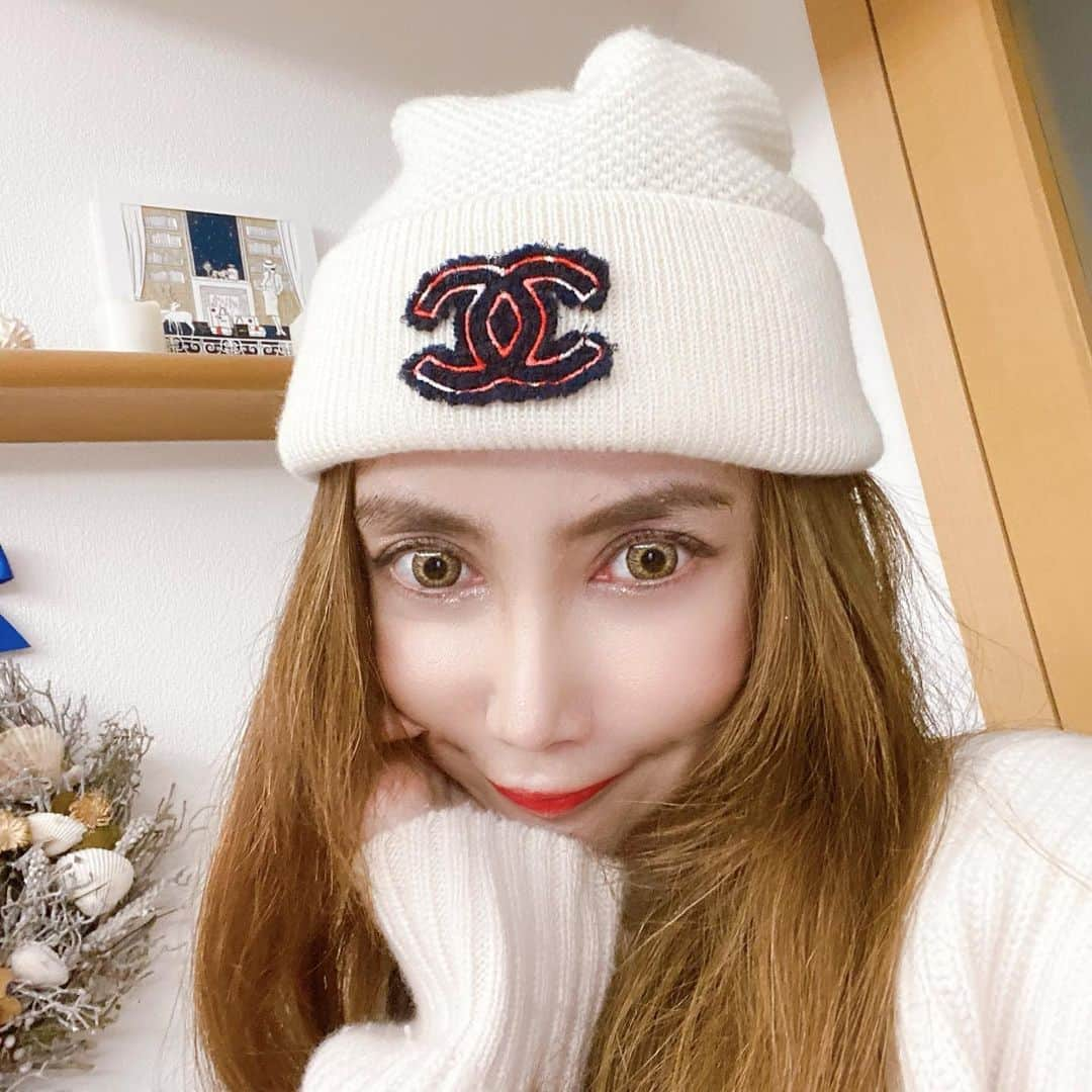 fashion dog loverのインスタグラム：「Happy new year🎉✨✨ I hope this year the virus will converge and people all over the world will smile😊  #selfie #fashion #fashiongram #fashionstyle #fashionista #fashionable #fashionblogger #chanel#whitecode #ファッション#シャネル#ニット帽 #ニットキャップ」