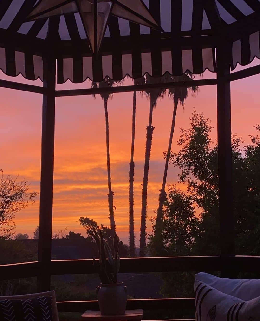 アシュレイ・ティスデイルのインスタグラム：「The sky’s awake so I’m awake 🌅」