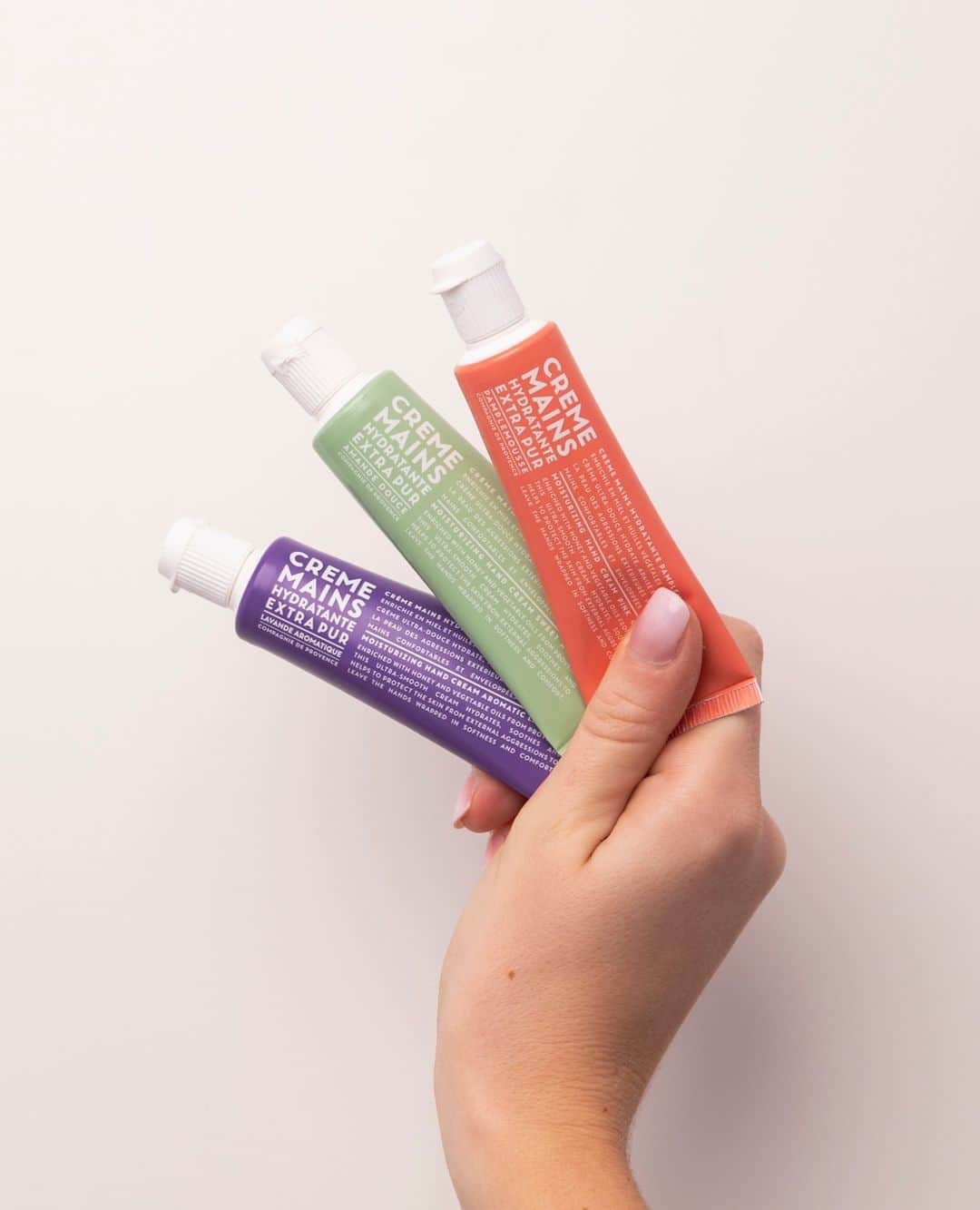 のインスタグラム：「Et 1, et 2, et 3 crèmes mains ! 🖐 A la maison, au bureau ou dans votre sac, nos crèmes mains vous suivent partout. Meilleures alliées durant l'hiver, elles hydratent, apaisent et aident à protéger la peau des agressions extérieures. ⁠ — And 1, and 2, and 3 hand creams! 🖐 At home, in the office or in your bag, our hand creams follow you everywhere. Best allies during winter, they moisturize, soothe and help protect the skin from external aggressions. — 📸 @dams_______________________」