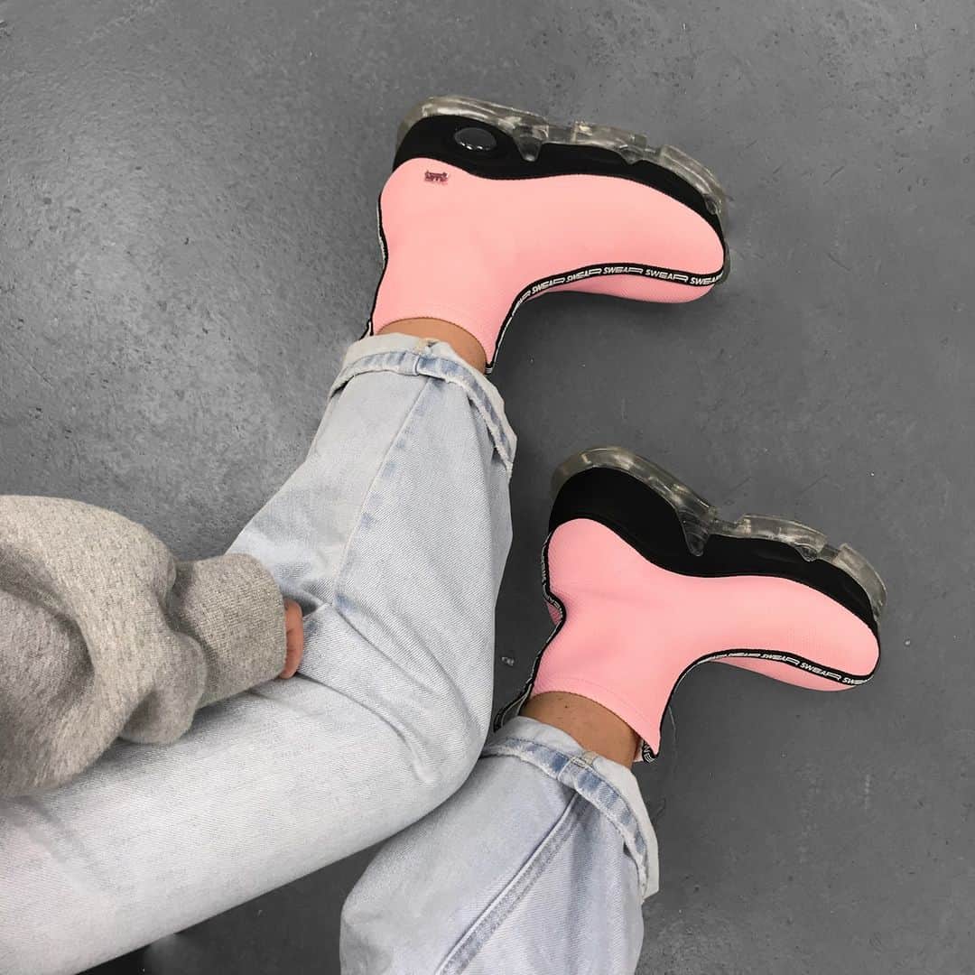 のインスタグラム：「AIR Rev. Xtra Hubrid sock-fit platform boots are now fully restocked and available in unisex size-range EU36-EU45. Shop your platforms at Farfetch.com. #swearlondon⁠ ⁠ Christmas shipping times: Orders for made to order footwear placed between the 20th of November and the 15th of January will be shipped in 6 weeks.」
