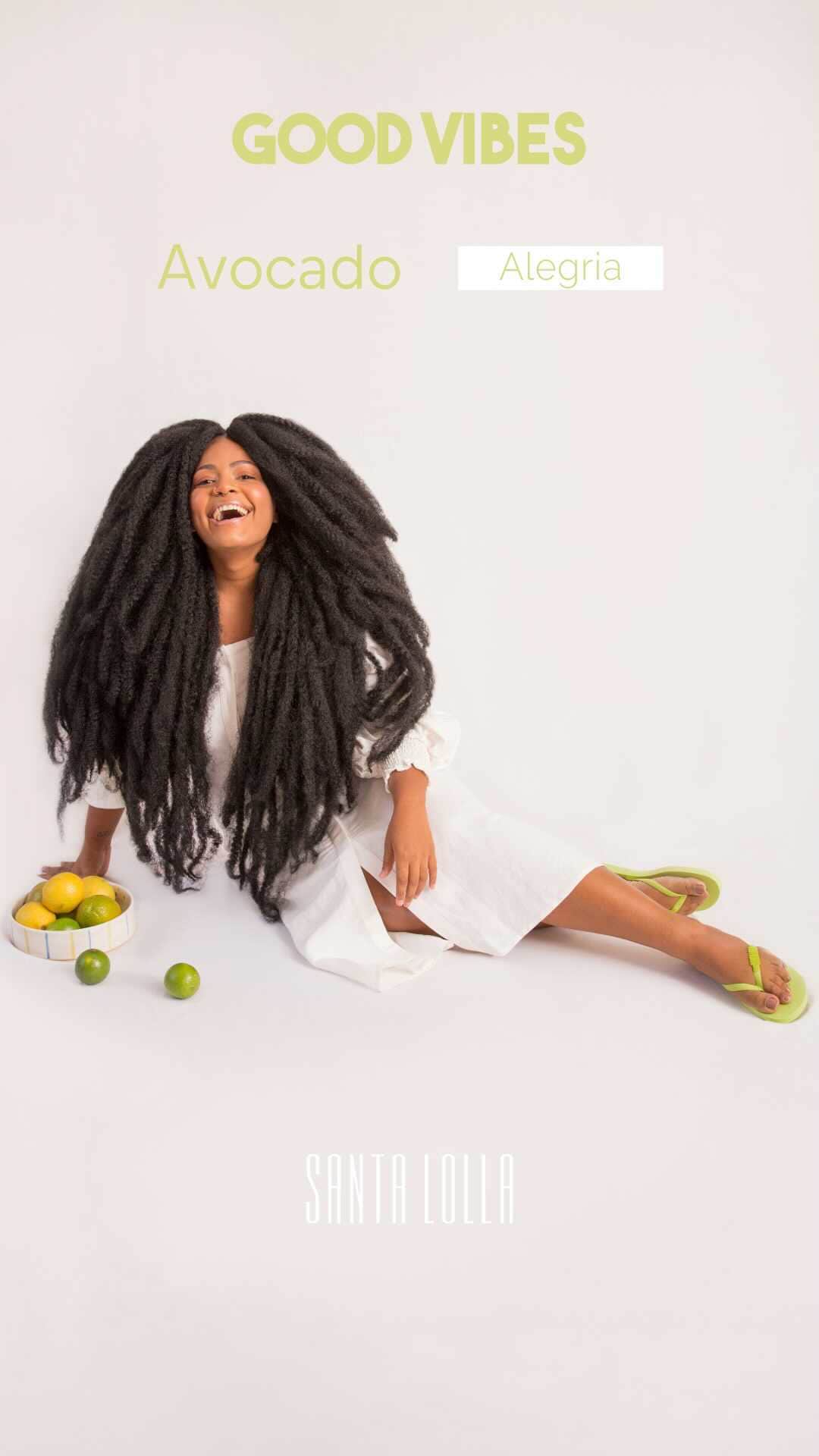 Santa Lollaのインスタグラム：「A escolha da @babilouisee tem tudo a ver com ela, não acham? O verde Avocado garante Alegria e energia contagiante para enfrentar 2021 com aquele sorriso no rosto. [ flip flop: R$69,90 • bolsa: R$189,90 ] #santalollaverao21 #goodvibes #colors #flipflop #avocado」