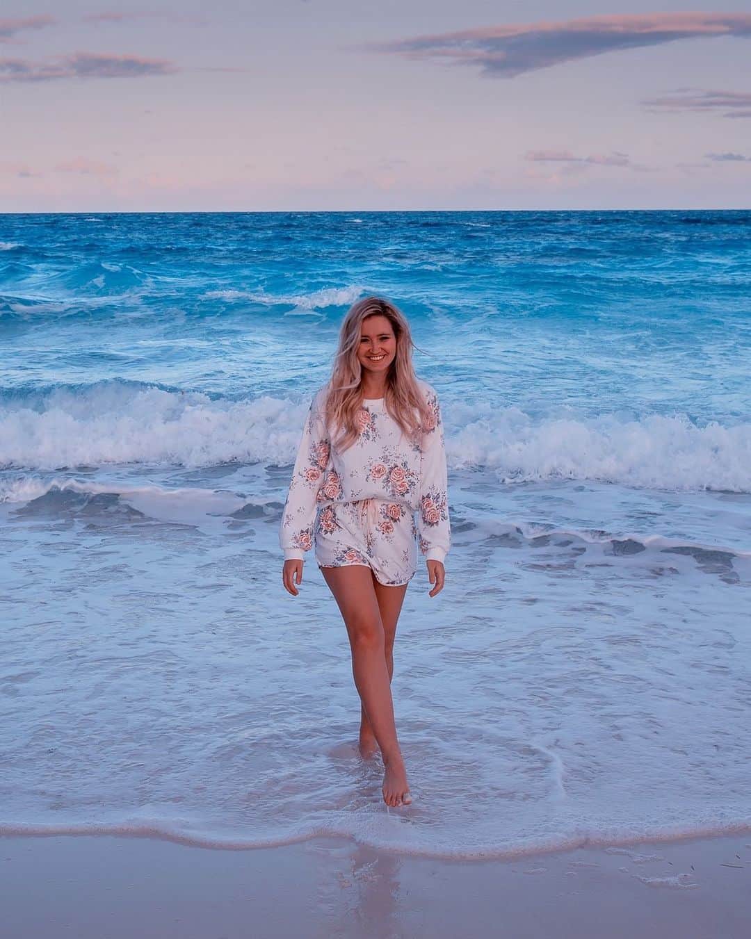 サシャ・カリスのインスタグラム：「Walking into 2021 🎊🤩✨ What are your goals for this year?  My new fav lounge set 🥰 by @thetipsycactusclothing ✨」
