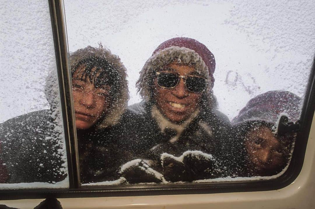 Michael Yamashitaさんのインスタグラム写真 - (Michael YamashitaInstagram)「Views through my windows — always grab the front seat. #roadtrip #tibet #teahorseroad  #chamagudao #viewfrommywindow」1月4日 1時17分 - yamashitaphoto