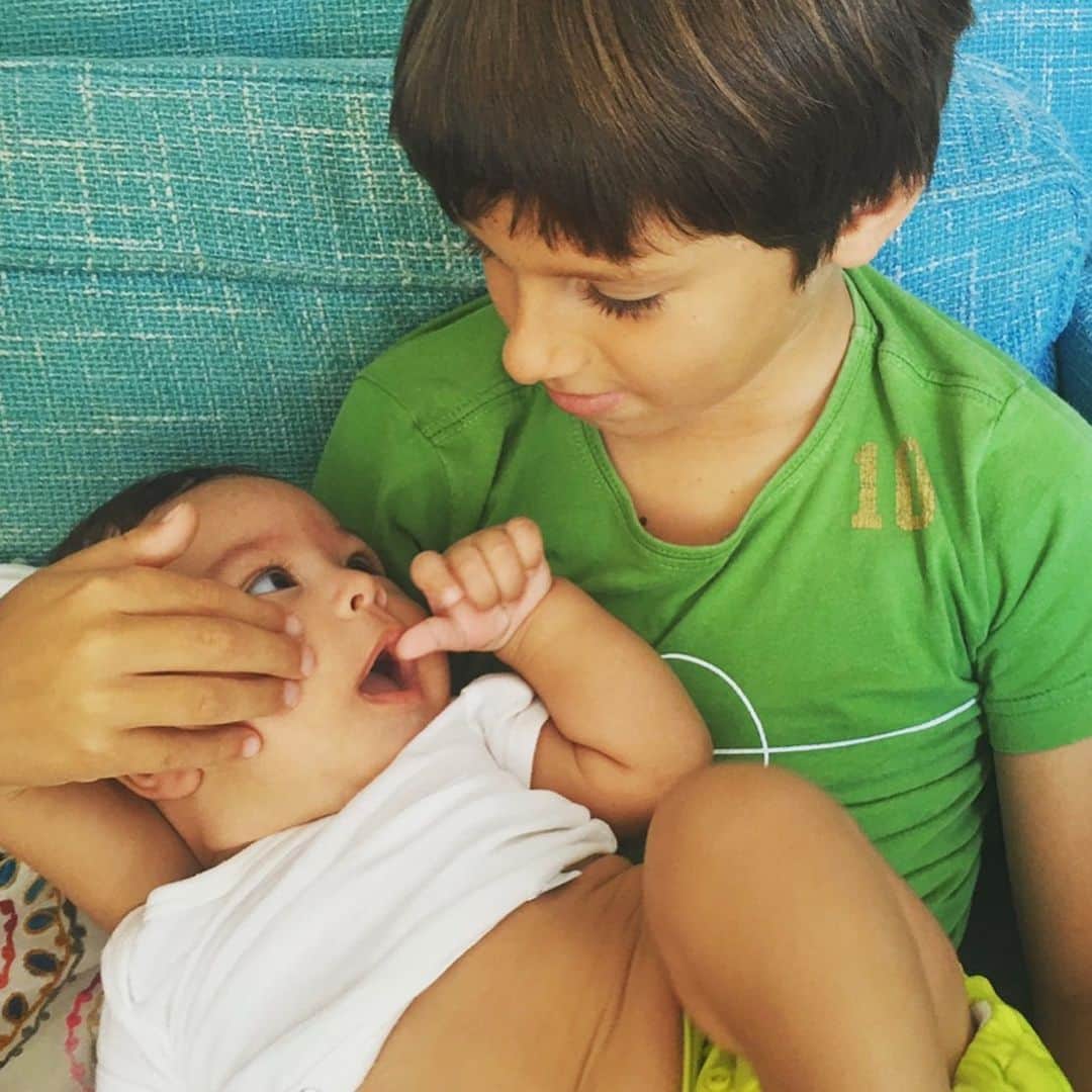 カロライナディークマンのインスタグラム：「uma fofura sem fim passando pela sua timeline pra comemorar a aniversariante do dia: @belagil   bela a sua consistência me comove e me emociona e vc sabe e eu poderia ficar horas falando dela e das coisas lindas q vc diz e faz e da importância q vc tem no mundo  mas eu hoje quero só  agradecer mesmo a sua existência cósmica, atômica, politica,  super-humana.  e quero ainda admirar o nosso afeto mútuo  tatuado nos gestos dos nossos filhos,  aqui nessa foto, e em cada encontro.  te amo desde sempre e ainda mais... feliz aniversário, deusa!」