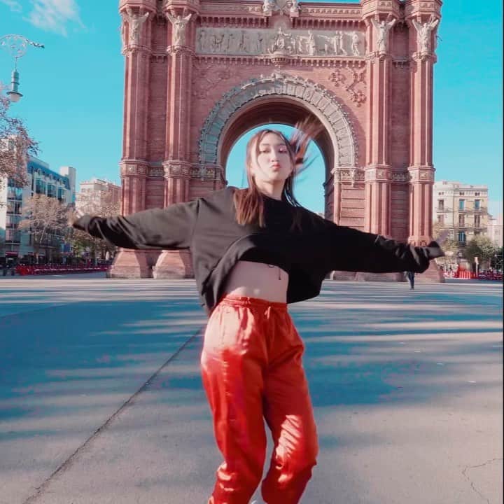 のインスタグラム：「Look up in the sky, it's a bird, it's a plane  Video by @om7productions  Makeup by @minniimakeup   Coreography by me Song: How You Like That / BLACKPINK」