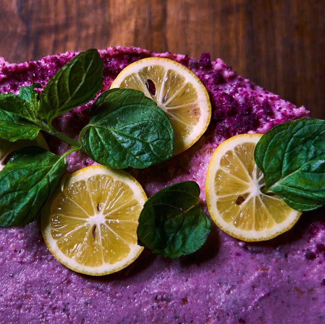 ケリスのインスタグラム：「Guilt free Sour orange and pitaya plant based raw pie!!! Also midnight cocoa available too on bountyandfull.com food is medicine . Start this year off eating with purpose. These pies are delicious and packed full of goodness , nutrients , antioxidants and most of all FLAVOR !!!! The oranges come from bounty farms and are beyond organic. All we use is water, California sunshine and lots of prayer lol ! Get into it! Eat well , be well ❤️」